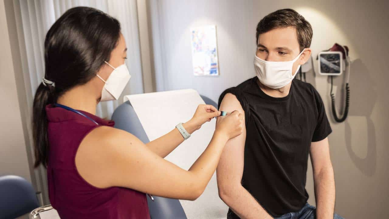 A woman vaccinating an employee